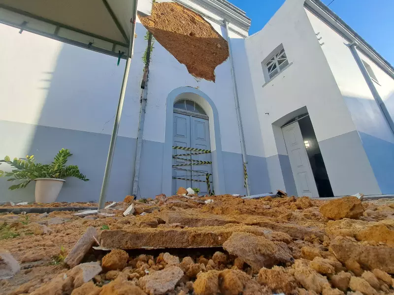Reboco desaba e interdita entrada histórica da Catedral de Macapá