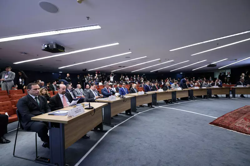 Reencontro de réus do golpe: cordialidade e cumprimentos marcam encontro