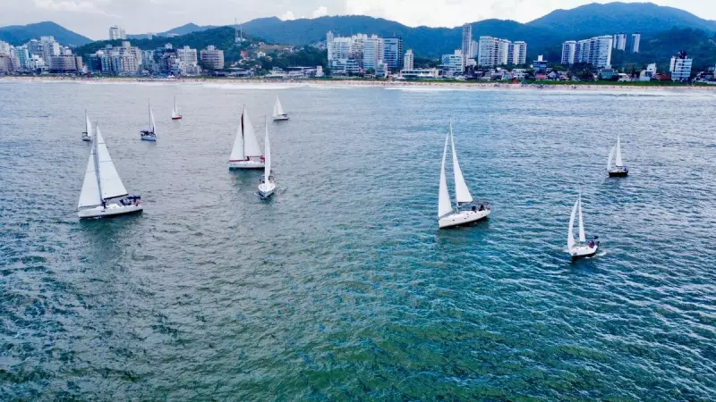 Regata emocionante marca aniversário de Itajaí e une praias icônicas de SC