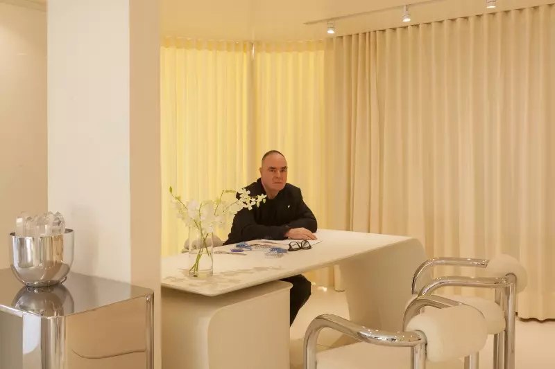 Reinaldo Lourenço inaugura novo ateliê sob medida em São Paulo: espaço amplo e inspirador