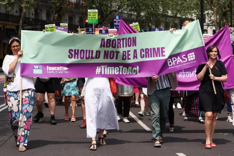 Reino Unido descriminaliza aborto: Parlamento aprova mudança histórica
