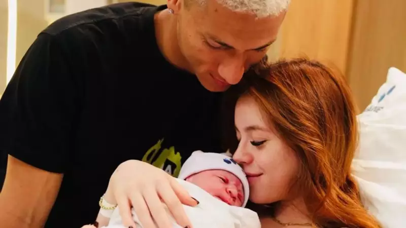 Richarlison e influenciadora Amanda Araújo celebram o nascimento do primeiro filho