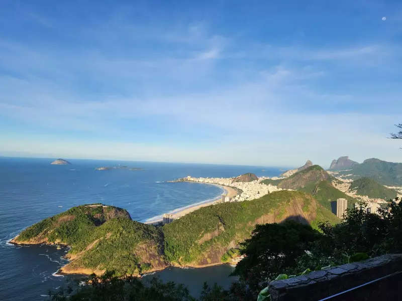 Rio de Janeiro enfrenta madrugada gelada: temperaturas despencam e cariocas buscam aquecimento