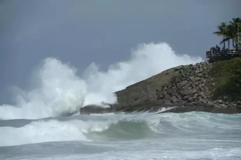 Rio de Janeiro enfrenta primeira onda de frio do inverno com ventania e queda brusca de temperatura