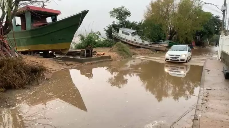 Rio transborda e causa alagamentos em Porto Alegre: moradores são retirados de casa