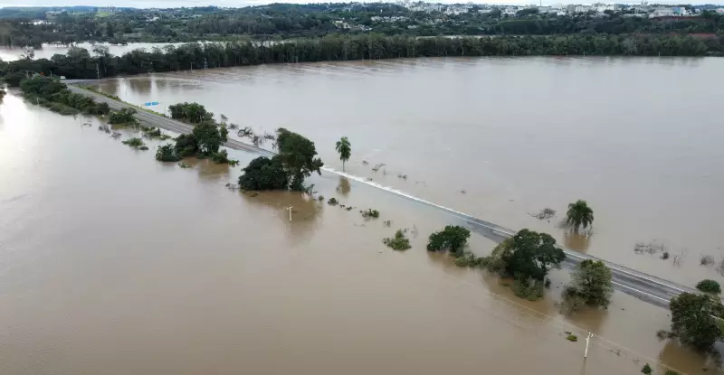 Rio ultrapassa cota de inundação e água atinge ponte de 28 metros em Cachoeira do Sul