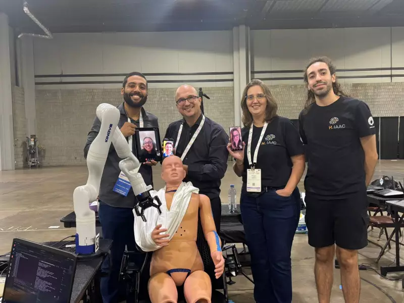 Robô da Unicamp vence competição internacional ao ajudar pessoas com limitação motora a se vestirem