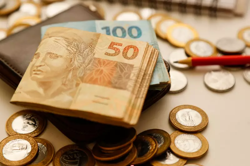 Salários exorbitantes no setor público: servidores ganham até 53 vezes a renda média da população