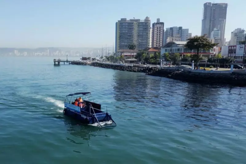Santos retira 5 toneladas de lixo por mês das águas com operação do EcoBoat