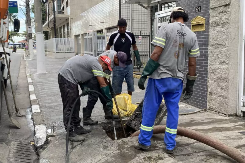 São Vicente (SP) usa teste de fumaça para detectar irregularidades na rede de esgoto