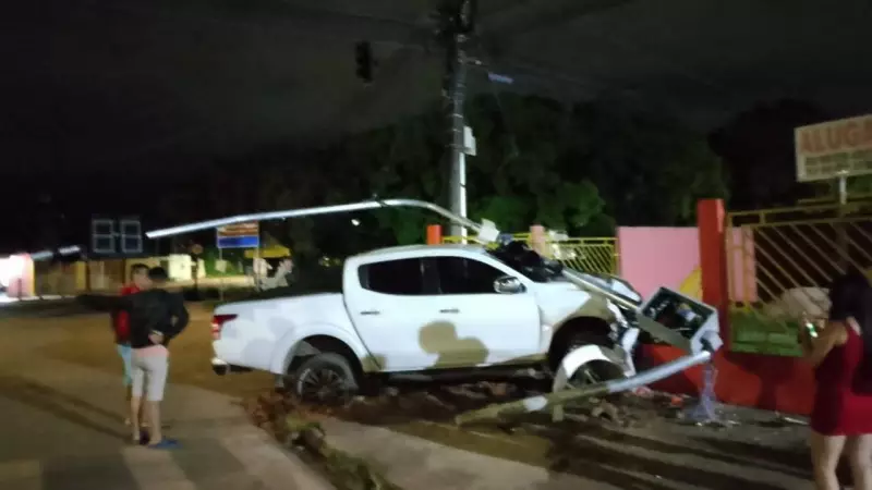 Semáforo é destruído por caminhonete em Santarém após apenas 2 meses de funcionamento