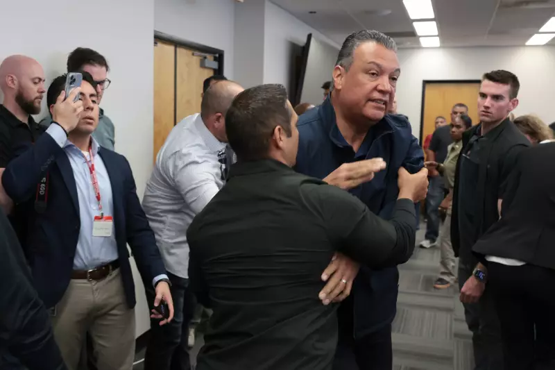 Senador algemado e retirado à força por seguranças em evento nos EUA: veja o vídeo