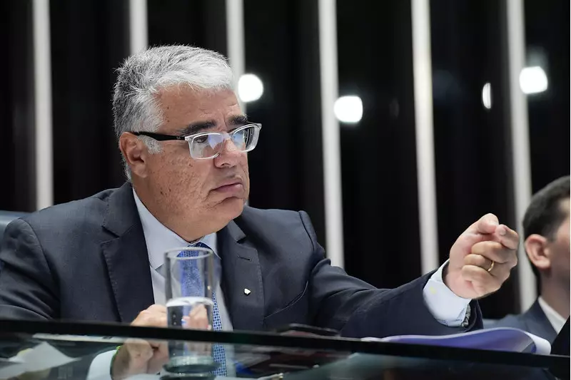 Senador Eduardo Girão faz declaração polêmica sobre vacinas e gera debate nas redes