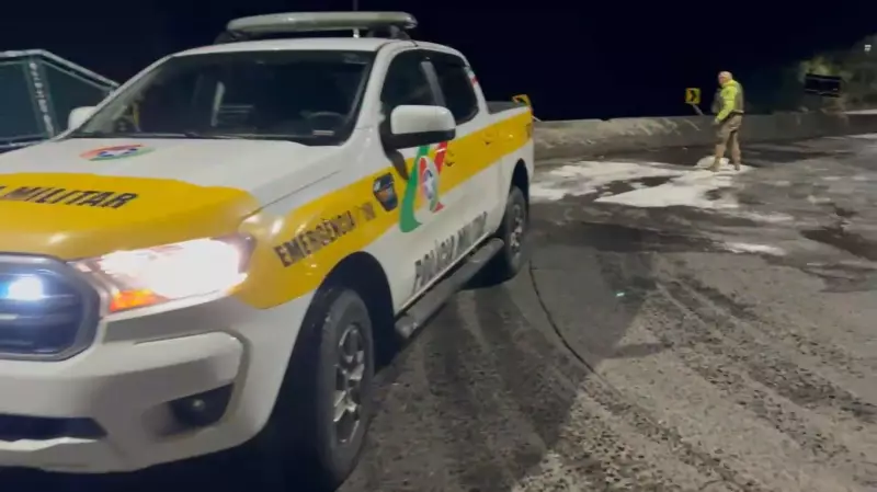 Serra do Rio do Rastro interditada após sal jogado na pista causar congelamento; veja vídeo