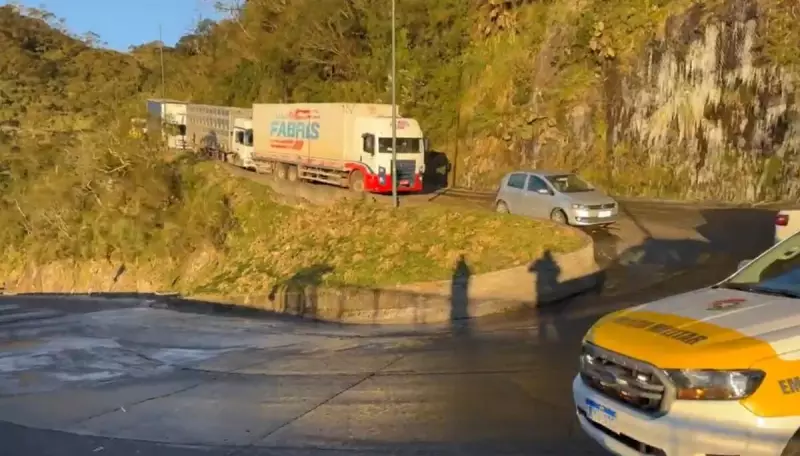 Serra do Rio do Rastro: Meia pista liberada para carros, mas caminhões seguem bloqueados