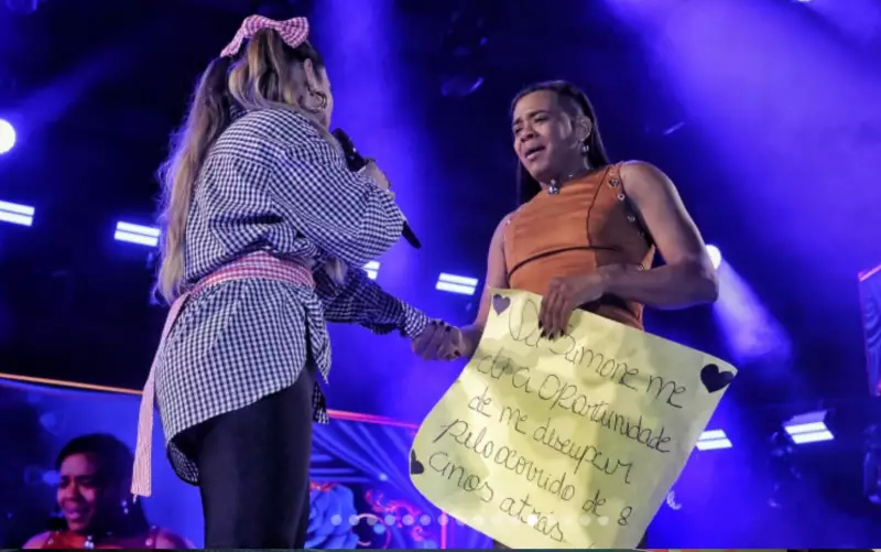 Simone Mendes emociona fã que derrubou Simaria em show há 8 anos e o chama ao palco