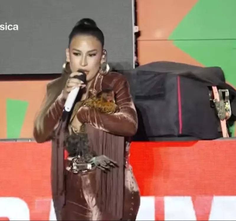 Simone Mendes recebe galinha de presente durante show no São João de Campina Grande
