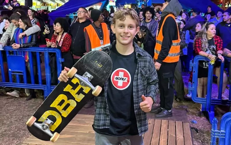Skatista de 11 anos realiza sonho ao dividir palco com Mineirinho no João Rock