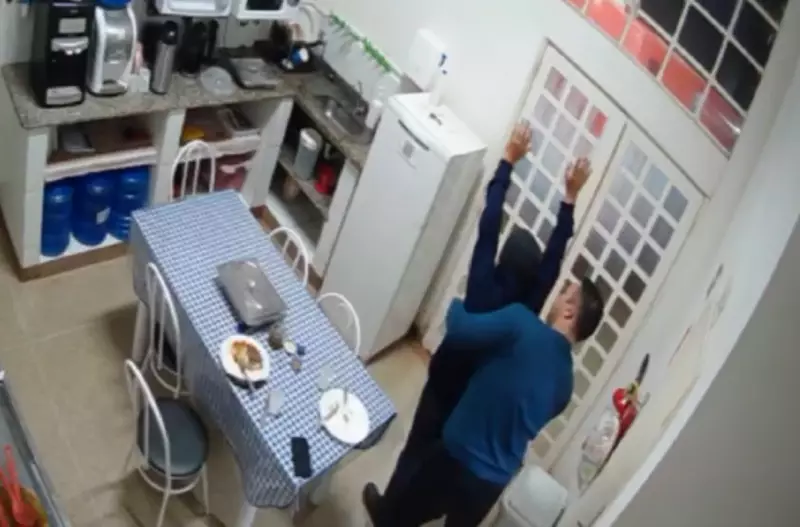 Socorrista se engasga durante jantar e é salvo por colega em base do SAMU de Itapeva – Veja o vídeo!