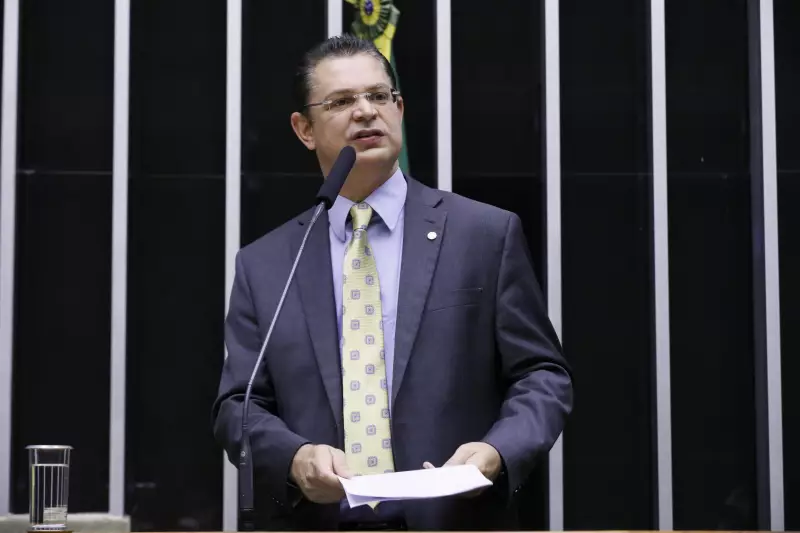 Sostenes Motta se compromete com votação de anistia antes do recesso: entenda os impactos