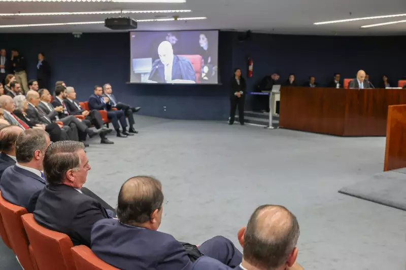 STF inicia interrogatórios dos réus do golpe: Cid e Bolsonaro lado a lado