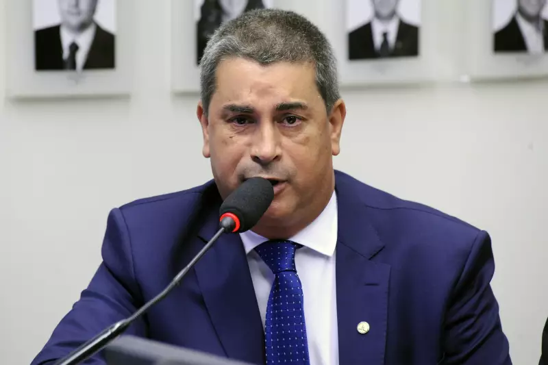 Suplente de Carla Zambelli assume mandato e expressa tristeza pela situação da deputada