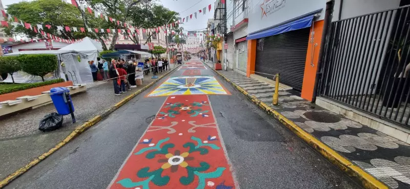 Tapete colorido para Procissão de Pentecostes é confeccionado por artesãos em Mogi das Cruzes