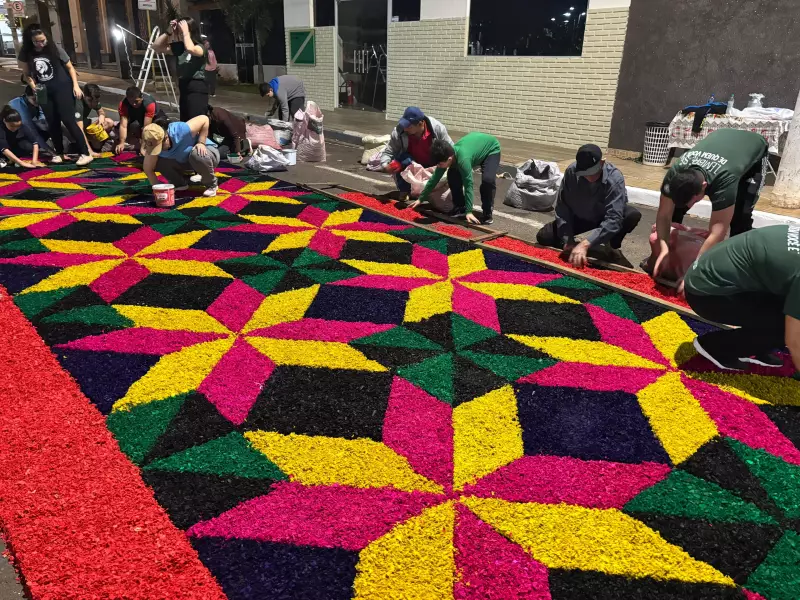 Tapetes Coloridos de Corpus Christi Transformam Ruas de Potirendaba em Obras de Arte Sacra
