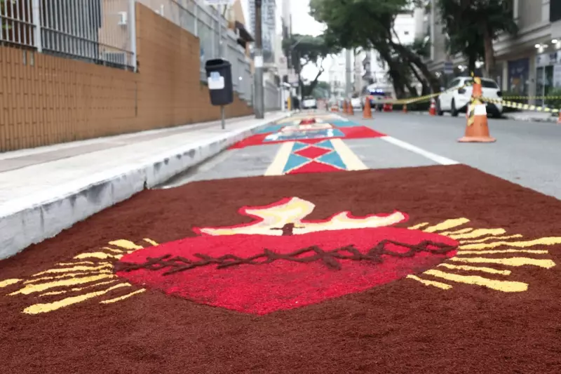 Tapetes coloridos enchem as ruas de cidades de SC em celebração do Corpus Christi