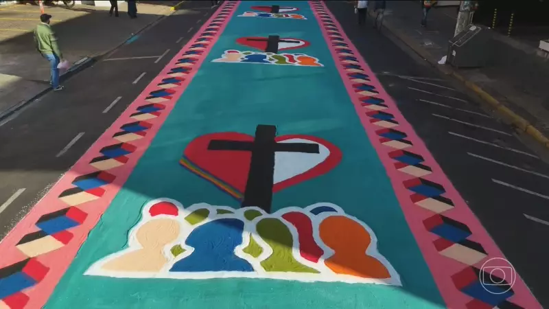 Tapetes coloridos enfeitam ruas do Brasil durante Corpus Christi | Veja fotos