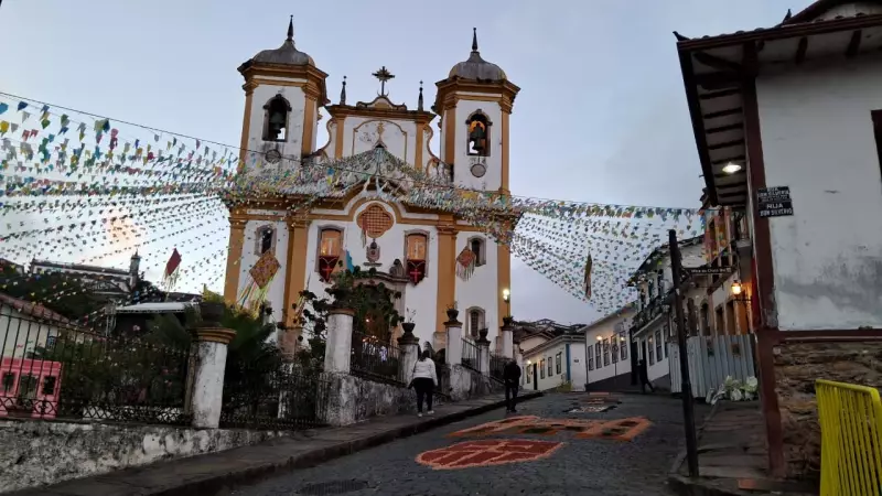 Tapetes de serragem coloridos celebram Corpus Christi em cidades históricas de MG