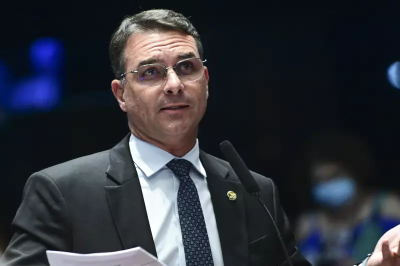 Tarcísio e Zema: O que Flávio Bolsonaro revela sobre a direita em 2026?