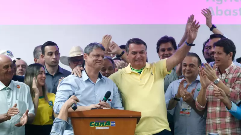 Tarcísio Freitas imita Bolsonaro e solta um 'Ihuuu!' a pedido do ex-presidente