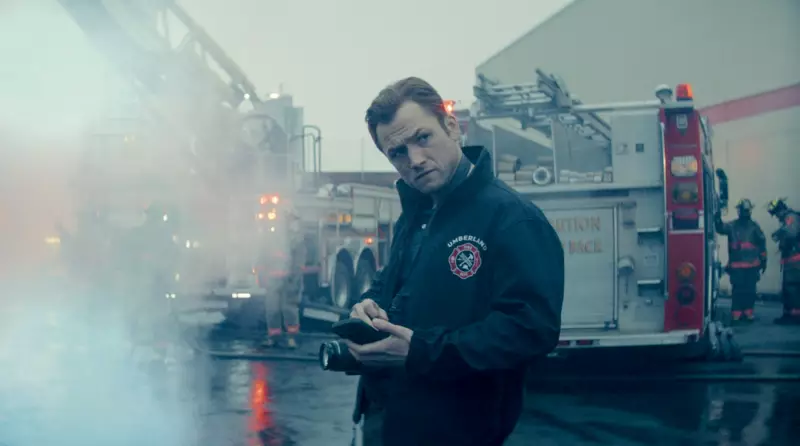 Taron Egerton: O Herói Improvável que Rouba a Cena em 'Cortina de Fumaça'