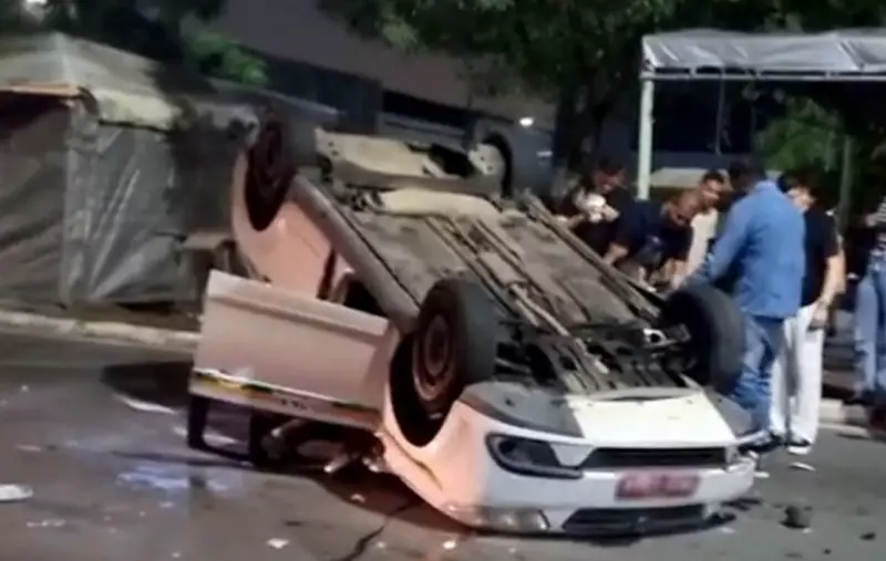 Taxi capota após colisão em Nossa Senhora do Socorro: motorista sai ileso