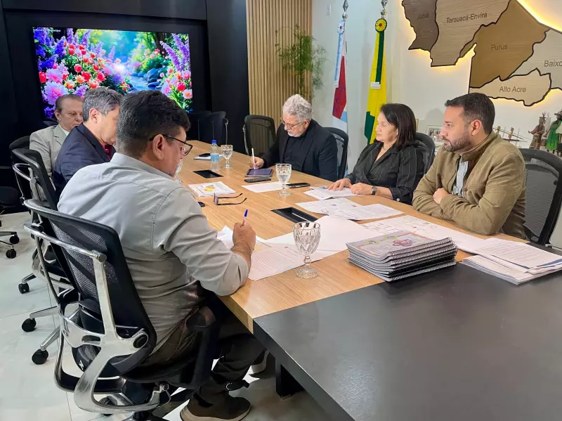 TCE e Educação do Acre firmam acordo emergencial para escola rural sem paredes