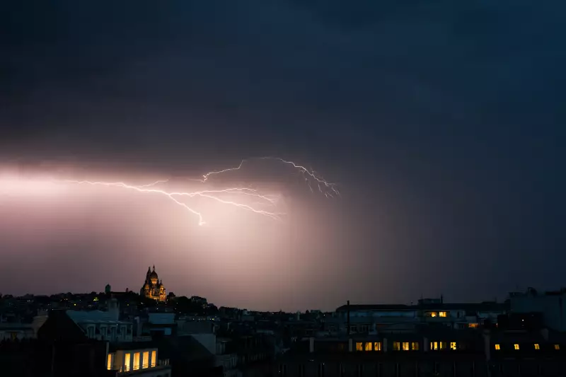 Tempestade violenta na França deixa rastro de destruição: dois mortos, 17 feridos e 100 mil casas sem luz