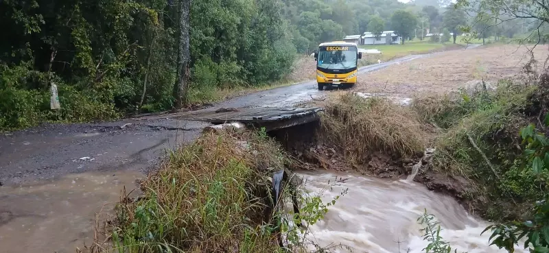 Temporal no RS: Cidade fica ilhada, aulas são canceladas e população pode ficar sem luz