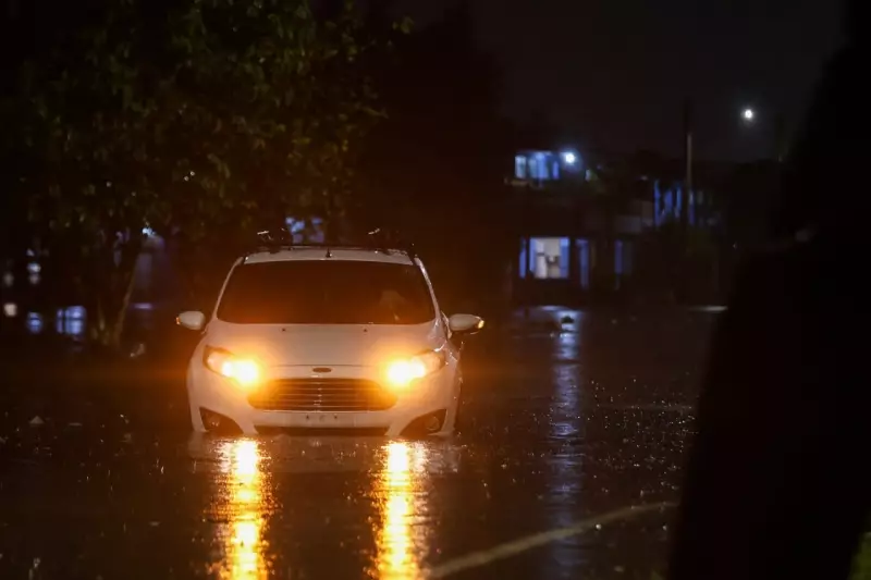 Temporal no RS: Porto Alegre enfrenta alagamentos, trens paralisados e semáforos inoperantes