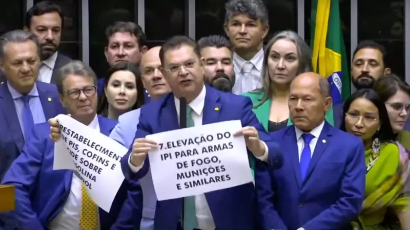 Tensão no plenário: Oposição desafia regras e exibe cartazes contra Haddad após bate-boca