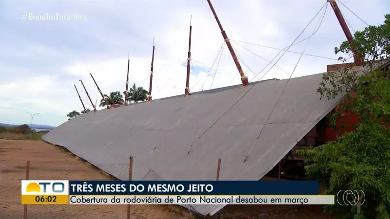 Teto da rodoviária de Porto Nacional continua no chão após tempestade: situação se arrasta há três meses