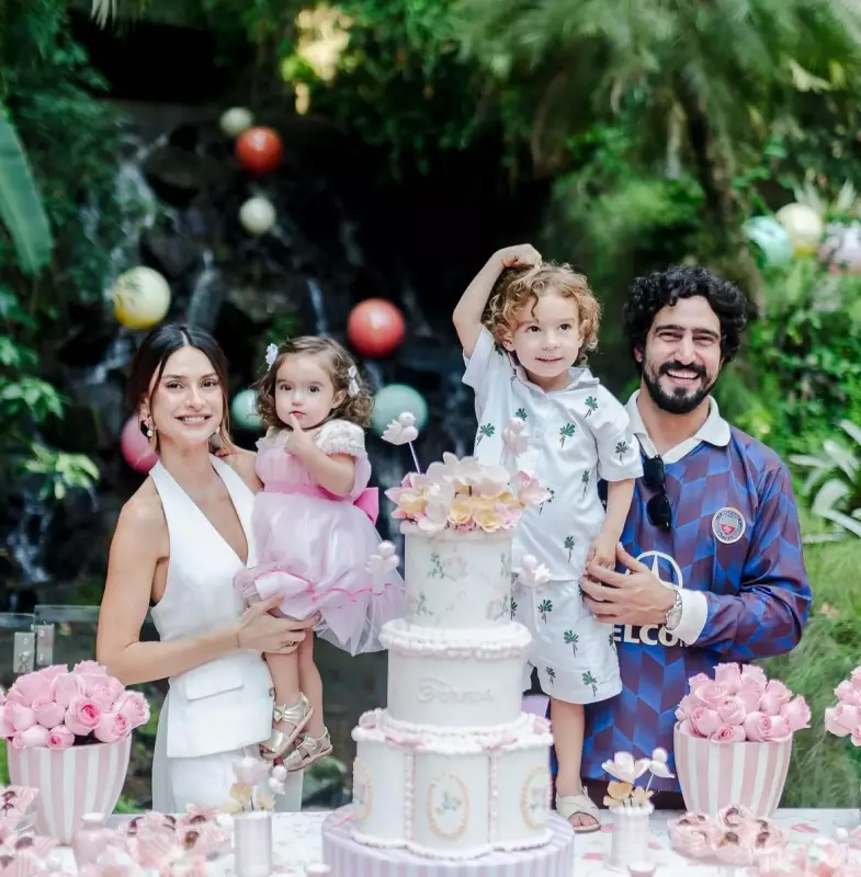Thaila Ayala e Seu Irmão: O Que Fazer Quando a Família Não Se Dá Bem?