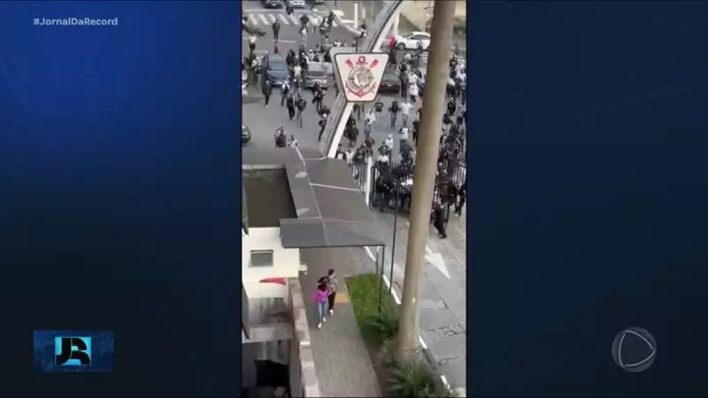 Torcedores do Corinthians invadem sede do clube em SP em protesto organizado