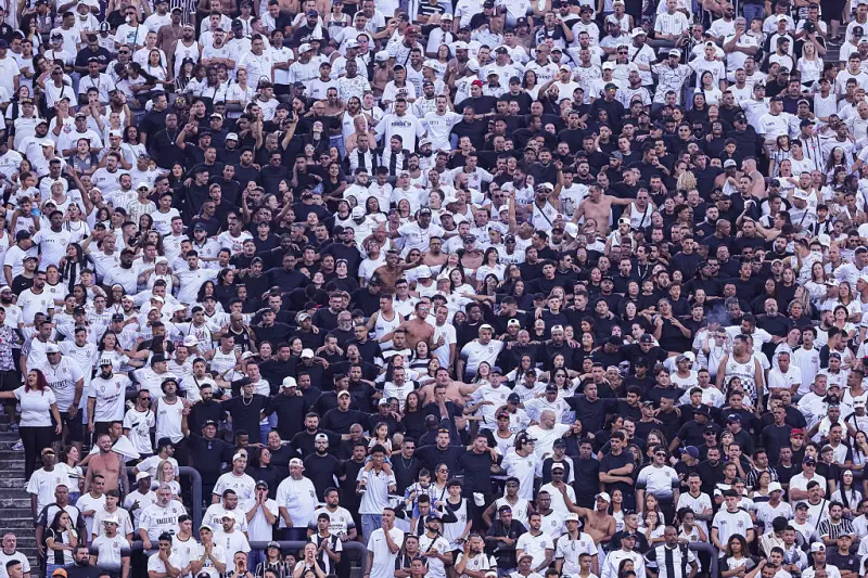 Torcedores do Corinthians invadem sede em protesto contra gestão atual: veja imagens