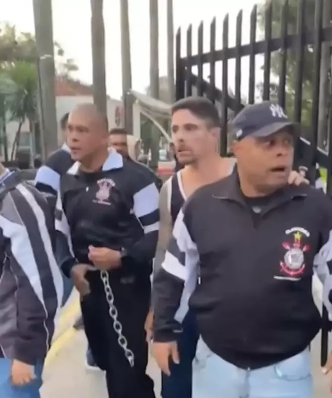 Torcedores invadem Parque São Jorge e exigem mudanças no estatuto do Corinthians