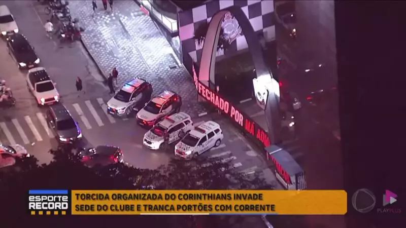 Torcida do Corinthians invade sede do clube e tranca portões com correntes em protesto