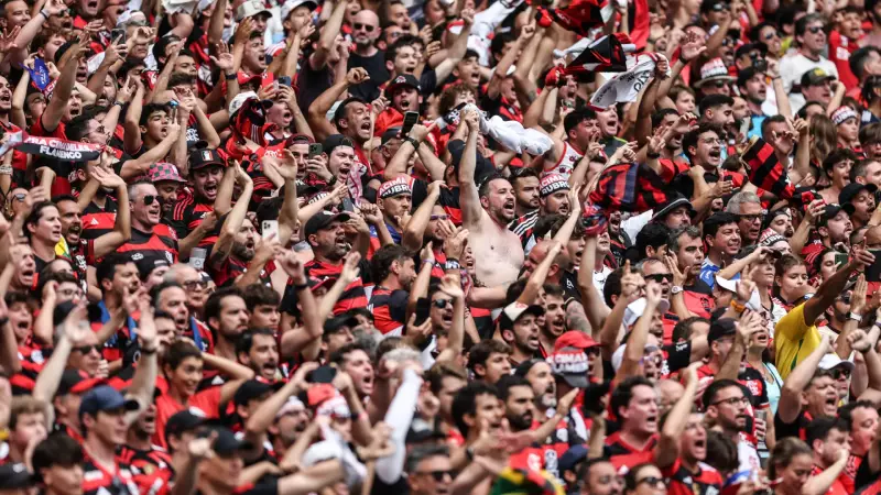 Torcida do Flamengo mostra apoio incondicional após eliminação no Mundial de Clubes