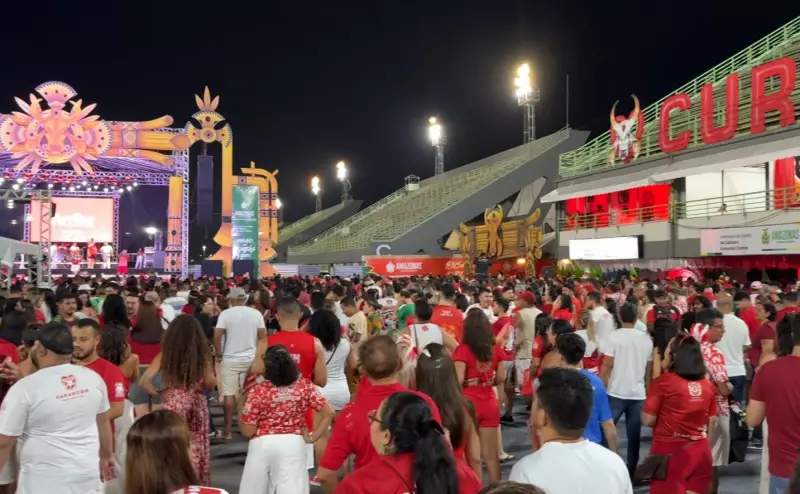 Torcida do Garantido se reúne em Manaus em último curral antes do Festival de Parintins 2025