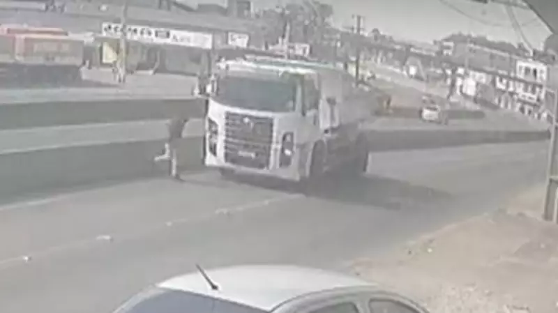 Trabalhador é atropelado por caminhão ao buscar marmita no horário de almoço no Paraná; veja o vídeo