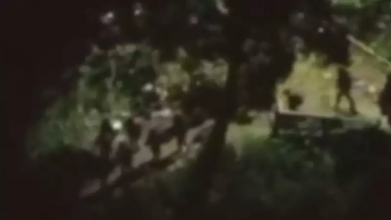 Traficantes fogem pela mata durante operação policial na Rocinha: imagens impressionantes